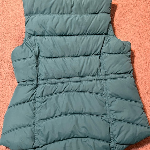 Old Navy women’s puffer vest - Picture 2 of 4